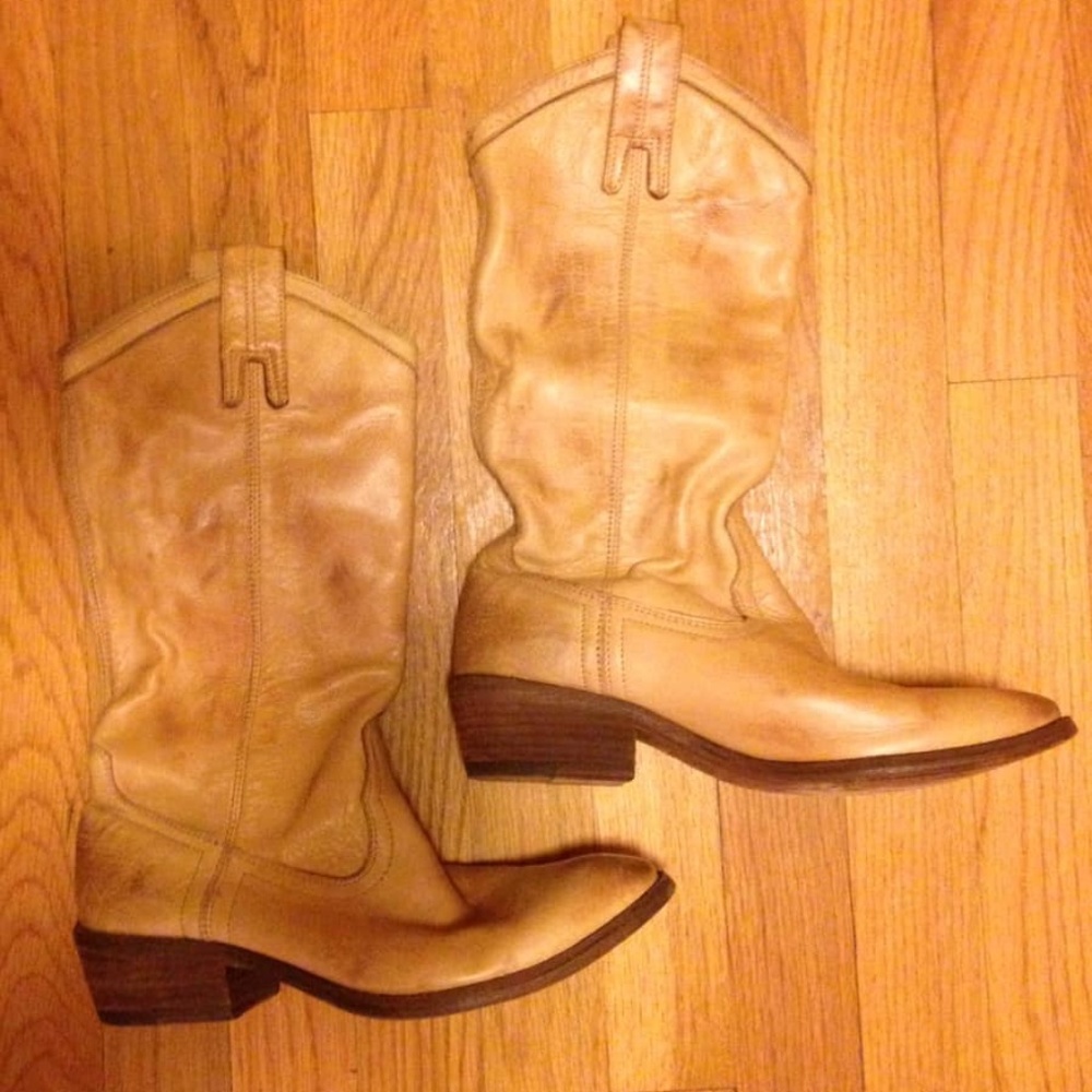 Gorgeous Buttery Soft FRYE Boots size 6.5B Cashew